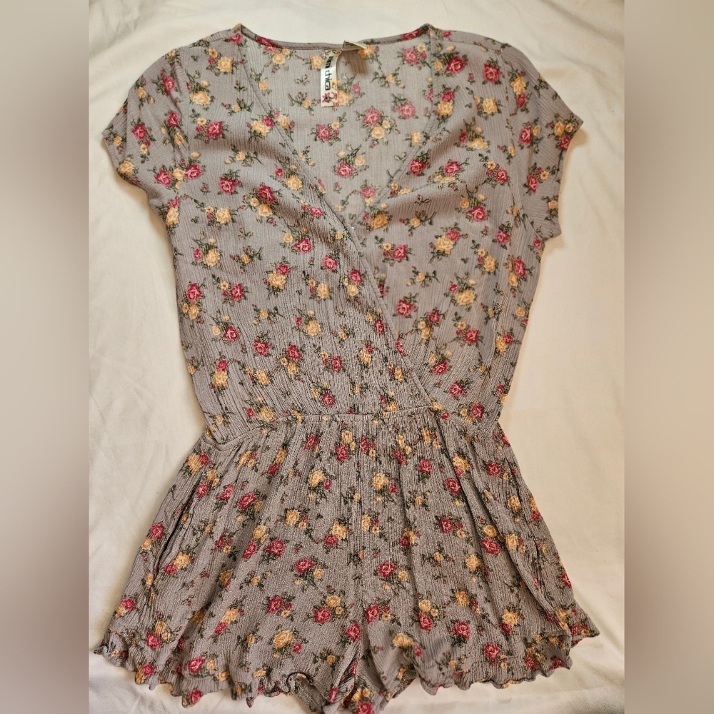 Mimi Chica Juniors Gray And Floral Shprt Sleeve V-neck Short Romper Size Large - Picture 3 of 16